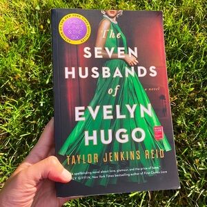 Evelyn Hugo book. Excellent condition!